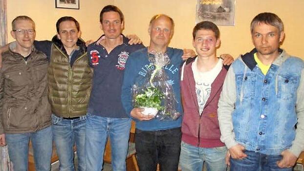 Stefan Schierer (r.) erg&auml;nzt als Nachfolger von Wolfgang Lunz (3. v. r.) den Vorstand des TTC Kienfeld mit Bernd L&ouml;sch, Bernd Schierer und Paul Fr&ouml;mel (v. l.) sowie Benedikt Brehm. Foto: Konrad Kugler