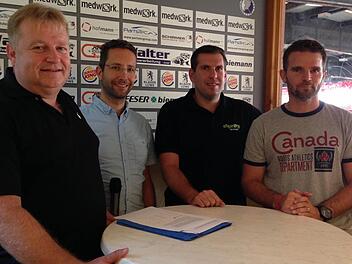 Verwaltungsratschef Axel Rogner (li.), Pressesprecher Martin Steinau (2. v. li.) und Spielertrainer sowie Teammanager Daniel Jun (re.) freuen sich auf Alligators-Zugang Michal Petrak.  Foto: Daniel Ruppert