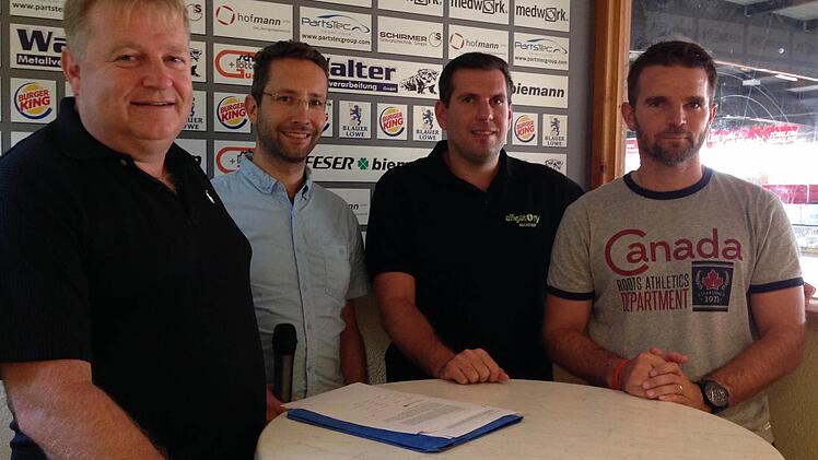 Verwaltungsratschef Axel Rogner (li.), Pressesprecher Martin Steinau (2. v. li.) und Spielertrainer sowie Teammanager Daniel Jun (re.) freuen sich auf Alligators-Zugang Michal Petrak.  Foto: Daniel Ruppert