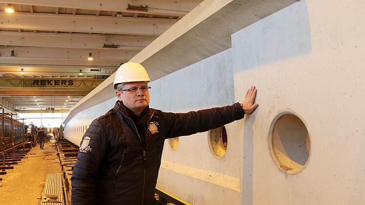 Geschäftsführer Detlef Dressel in der Fertigungshalle in Horb am Main neben einem noch warmen Stahlbetonbinder. Foto: Adriane Lochner
