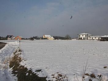 Das Bild zeigt das Bau- und Gewerbegebiet "Ebene", vom Lichtensteiner Weg aus in nordöstliche Richtung (Ortsmitte) gesehen.Helmut Will