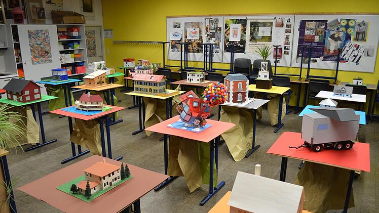 Die Arbeiten  im Kunstraum der SchuleFotos: Kiesewetter/Gehring