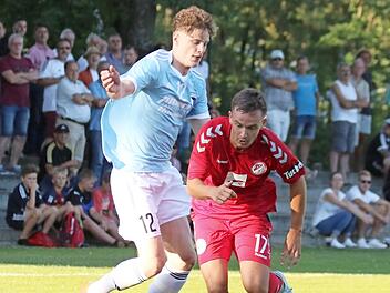 Der Forchheimer Torschütze zum 2:1, Drazen Misic (li.), gegen den Seligenportener Kai Neuerer.  Foto: Uwe Kellner