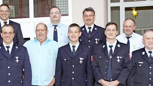 F&uuml;r 25 und 40 Jahre aktiven Feuerwehrdienst in den Wehren der Gemeinde Rauhenebrach wurden 15 Feuerwehrleute mit dem Ehrenzeichen des bayerischen Innenministers ausgezeichnet.  Foto: Sabine Weinbeer