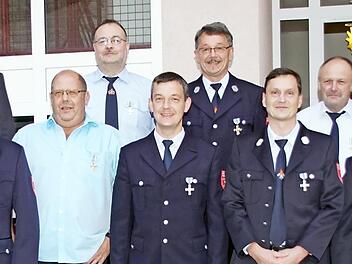 Für 25 und 40 Jahre aktiven Feuerwehrdienst in den Wehren der Gemeinde Rauhenebrach wurden 15 Feuerwehrleute mit dem Ehrenzeichen des bayerischen Innenministers ausgezeichnet.  Foto: Sabine Weinbeer