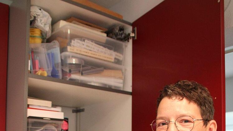 In diesem Schrank bewahrt Manuela Kapitz ihr Back-Zubehör auf. Foto: Ulrike Müller