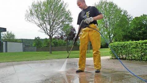 Michael Neu strahlt die Pflastersteine ab.