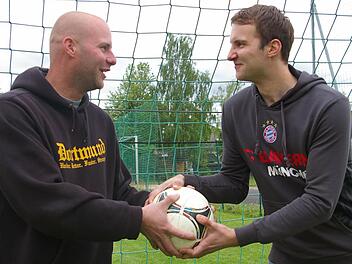 Johannes Volkamer (links) und sein Bruder Tom fiebern am Samstag mit ihren Teams. Zwei Tage lang wollen sie sich danach aus dem Weg gehen..