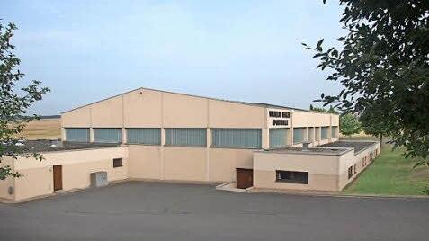 Die Wilhelm-Hegler-Halle von außen: Die Stützen, die zwischen den Fenstern zu sehen sind, müssen erneuert werden.