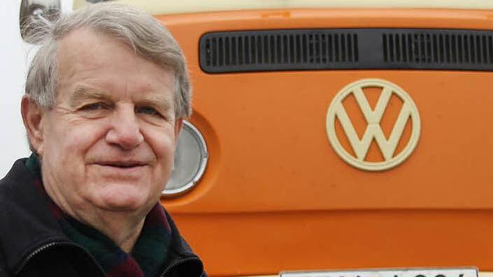 Werner Eichler und sein alter VW-Bus mit dem EBN-Kennzeichen. Der im korrosionsgefährdeten Bereich praktischerweise rostorange Bus hat seit 1969 schon 300 000 Kilometer abgespult.Foto: Eckehard Kiesewetter