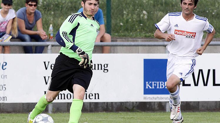 Der Rattelsdorfer Torwart Nico Imhof spielt den Ball weiter, bevor der Hirschaider Stefan Martilla gefährlich wird. Foto: sportpress