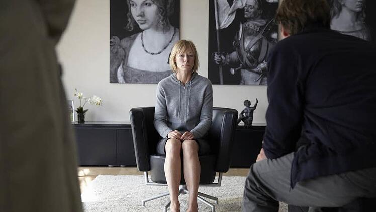 Von links: Hauptkommissarin Paula Ringelhahn (Dagmar Manzel) verhört die Frau des Mordopfers, Julia Ranstedt (Jenny Schily), gemeinsam mit Kollege Felix Voss (Fabian Hinrichs). Bild: BR/Olaf Tiedje