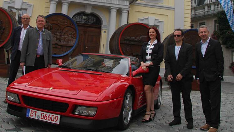 Helmut Völkl und OB Henry Schramm freuen sich mit Anka und Ermanno Lubiato sowie Ferrari-Fahrer Wolfgang Isert auf die italienische Nacht.