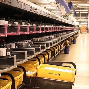 Die "Wand": 42.000 Briefe werden pro Stunde in die 126 Fächer einsortiert. Die Mitarbeiter müssen ganz schön rennen, damit kein Fach überqillt. Diesen Sortierschritt haben wir auch als Video festgehalten!