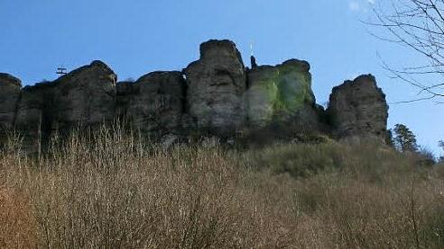 Wie die Zinnen einer Burg wirken die Felsformationen an der dem Maintal zugewandten Seite des Staffelbergs. Foto: Matthias Einwag