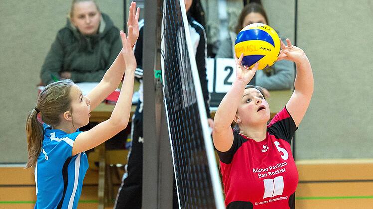 Unter anderem im Volleyball ist der TSV Aschach aktiv, der jetzt sein 70-jähriges Bestehen feierte. Unser Foto zeigt im Spiel Hammelburgs Sophia Höll (links) gegen Aschachs Carolin Gabel. Foto: Anand Anders