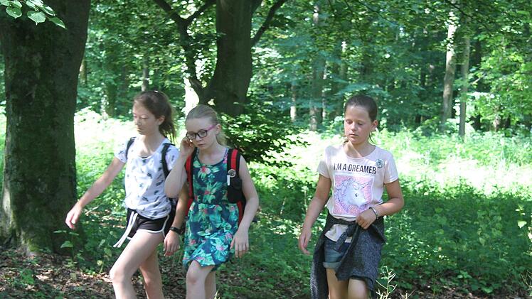 Die Kinder müssen auf eigene Faust die Karten lesen, müssen alle Stationen der Bodenrallye abklappern und auf den Spuren des Maulwurfes wandeln  Foto: Sonny Adam