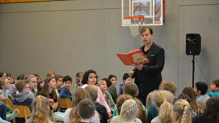 Kinderbuchautor Armin Pongs war zu Besuch bei einem Lesekonzert in der Sinnberg-Grundschule Bad Kissingen. Björn Hein