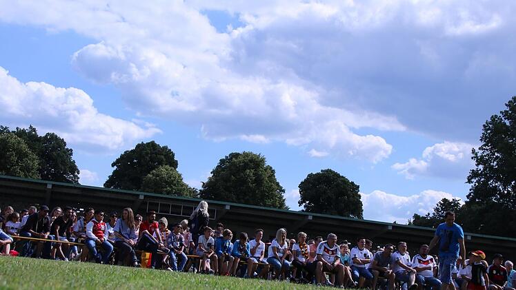 Beim gemeinschaftlichen Fußballschauen in Haßfurt blieb die Stimmung ob des Auftretens der deutschen Nationalmannschaft ziemlich getrübt. Fotos: Andreas Lösch