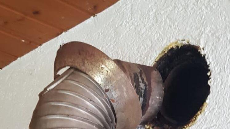 Das alte Ofenrohr hält schon lange nicht mehr in der Wand.