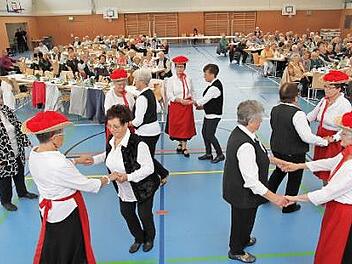 Die Seniorentanzgruppe trat beim gemeindlichen Seniorennachmittag in der Schulsporthalle auf. Foto: Mathias Erlwein