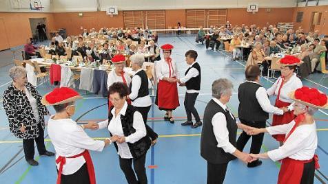 Die Seniorentanzgruppe trat beim gemeindlichen Seniorennachmittag in der Schulsporthalle auf. Foto: Mathias Erlwein