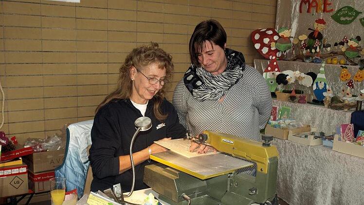 Interesse weckte die Laubsägevorführung von Karin Schmitt Foto: Susanne Deuerling