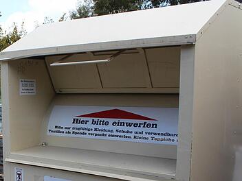 Lichtenfels: Frau wirft versehentlich Geldbörse und Mobiltelefon in Altkleidercontainer Lichtenfels: Frau wirft versehentlich Geldbörse und Mobiltelefon in Altkleidercontainer