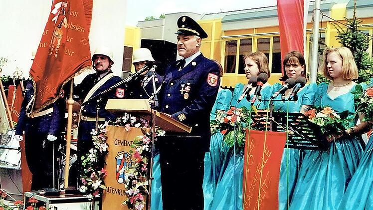 Ehrenkreisbrandinspektor Helmut Müller begrüßte vor genau 25 Jahren nach dem Jubiläumsfestzug anlässlich des 125-jährigen Bestehens der Feuerwehr die Gäste im Schul- und Sportzentrum von Altenkunstadt.