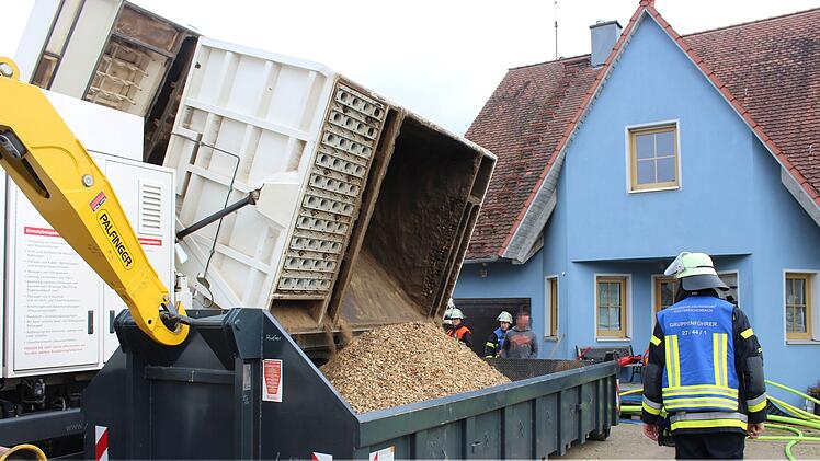 Cadolzburg: Hackschnitzellager-Brand stellt Feuerwehren vor Herausforderung - f&uuml;nfst&uuml;ndiger Einsatz