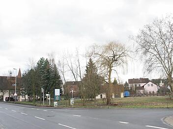 Über diese Brachfläche neben dem Rathaus wird in Effeltrich seit Jahren diskutiert. Ob die Norma hier einen Supermarkt bauen darf, soll ein Bürgerentscheid am 17. Februar klären. Foto: fra-press