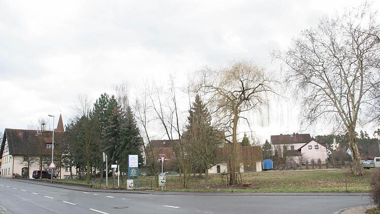 Über diese Brachfläche neben dem Rathaus wird in Effeltrich seit Jahren diskutiert. Ob die Norma hier einen Supermarkt bauen darf, soll ein Bürgerentscheid am 17. Februar klären. Foto: fra-press