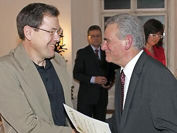 Landrat Oswald Marr gratulierte Peter Engerisser (links) zum Weltmeistertitel im modernen Fünfkampf. Im Hintergrund die Landratsamts-Mitarbeiter Sonja Witzgall und Stefan Schneider, die die Sportlerehrung vorbereitet hatten.  Fotos: Schedel