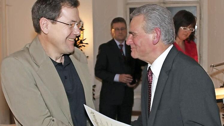 Landrat Oswald Marr gratulierte Peter Engerisser (links) zum Weltmeistertitel im modernen Fünfkampf. Im Hintergrund die Landratsamts-Mitarbeiter Sonja Witzgall und Stefan Schneider, die die Sportlerehrung vorbereitet hatten.  Fotos: Schedel