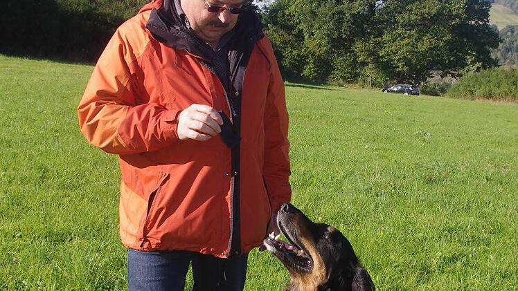 Arno Holland lobt seinen Hund Othello von der Elbperle, der den gelegten Gegenstand gefunden hat.