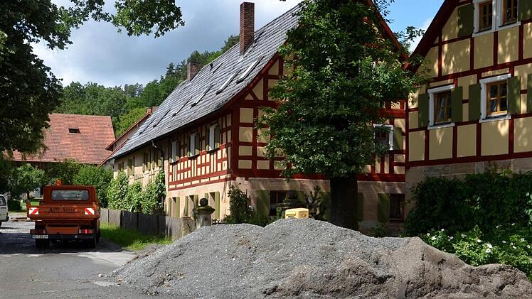 Kein Baustoff, sondern Treibgut: Mehrere Tonnen Kies und Geröll wurden auf den Dorfplatz gespült.