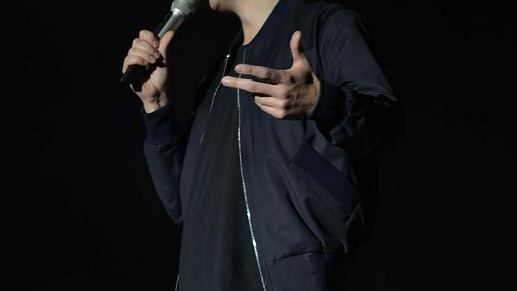 Tim Bendzko lacht und singt - und hat eine Mandelenzündung. Foto: Nikolas Pelke