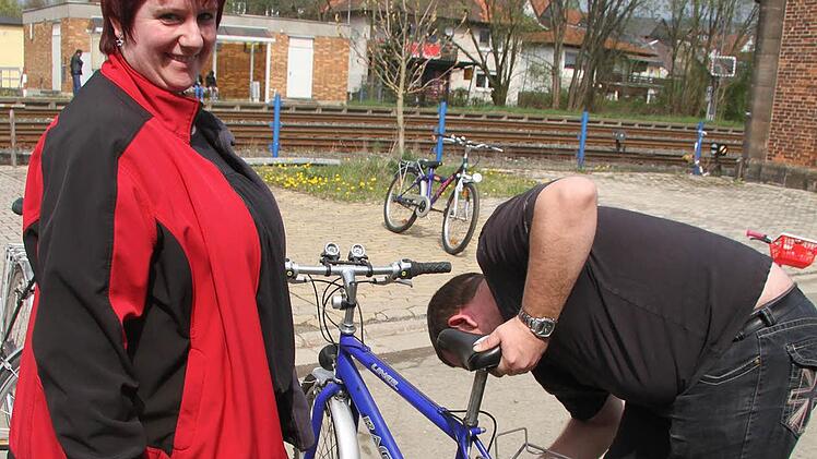 Annika Kellner-Bär und ihr Mann Bodo suchten nach einem Fahrrad für ihre Tochter. Foto: Sonja Adam