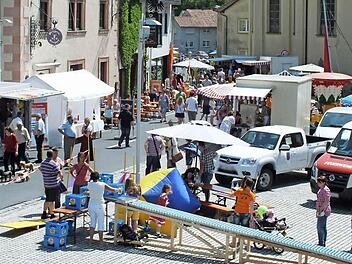 Der Burkardrother Frühjahrsmarkt beginnt nicht mit einer Fanfare, sondern mit dem Aufbauen. Bevor die Besucher kommen, muss schon viel gearbeitet werden. Foto: Björn Hein