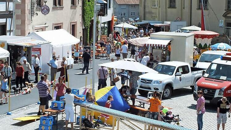 Der Burkardrother Frühjahrsmarkt beginnt nicht mit einer Fanfare, sondern mit dem Aufbauen. Bevor die Besucher kommen, muss schon viel gearbeitet werden. Foto: Björn Hein