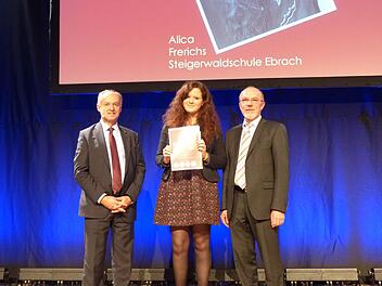 Stolz nahm die Erstplatzierte Alica Frerichs ihre Auszeichnung als Realschulchampion in der Kategorie Soziales Engagement von Edgar Marmitt (KSB) und Heinrich Hausknecht (Ministerialbeauftragter) entgegen. Foto: privat