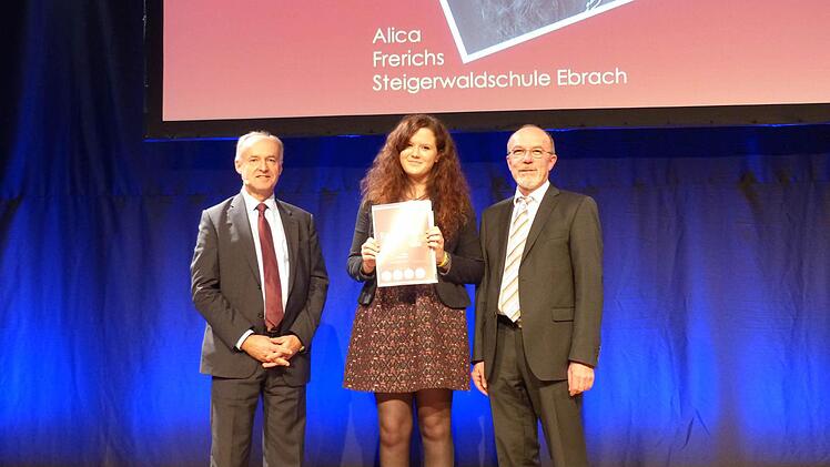 Stolz nahm die Erstplatzierte Alica Frerichs ihre Auszeichnung als Realschulchampion in der Kategorie Soziales Engagement von Edgar Marmitt (KSB) und Heinrich Hausknecht (Ministerialbeauftragter) entgegen. Foto: privat