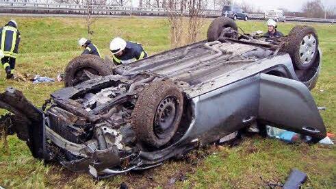 Feuerwerhleute kümmerten sich um das Autowrack.