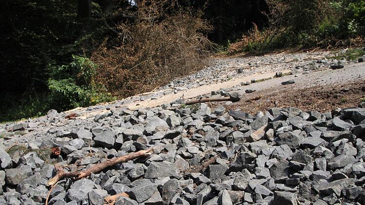 Die Arbeiter haben die Waldwege behelfsmäßig mit Schotter verstärkt. Das Forstamt verspricht: Die Wege werden wieder hergerichtet. Foto: Ulrike Müller