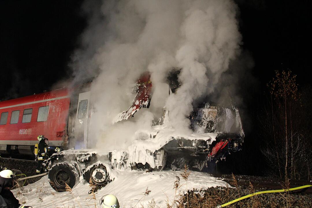 Personenzug rast in US-Militär-Schwertransporter