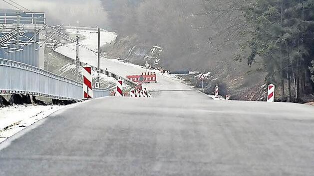 F&uuml;r die h&ouml;hergelegte Staatsstra&szlig;e von Breiteng&uuml;&szlig;bach nach Zapfendorf ist bereits der Unterbau vorhanden. Ab Sommer soll sie wieder frei befahrbar sein. Fotos: Ronald Rinklef