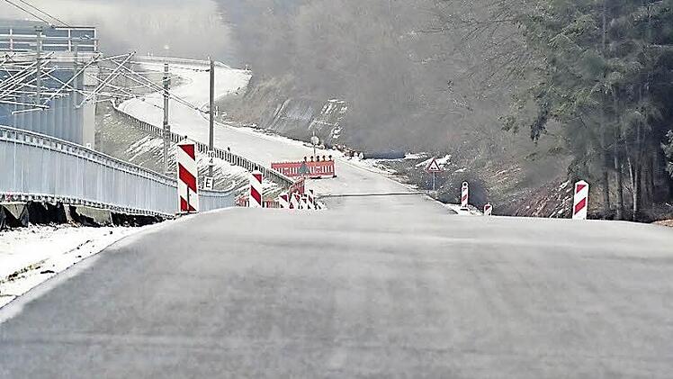 Für die höhergelegte Staatsstraße von Breitengüßbach nach Zapfendorf ist bereits der Unterbau vorhanden. Ab Sommer soll sie wieder frei befahrbar sein. Fotos: Ronald Rinklef