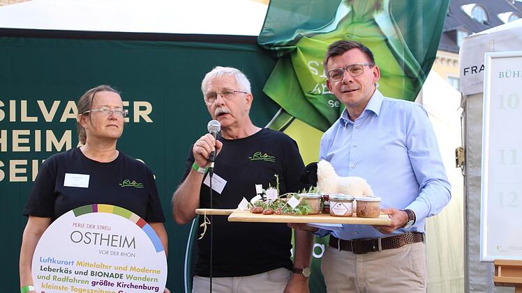 Auf der B&uuml;hne am Odeonsplatz gab es ein Rahmenprogramm, das am Samstagnachmittag Hammelburgs B&uuml;rgermeister Armin Warmuth (rechts) moderierte. Hier ist er im Gespr&auml;ch mit den beiden Ostheimern v.l.: Susanne Orf, die f&uuml;r den Tourismus verantwortlich ist, und Metzgermeister Friedhelm Ortlepp.Kathrin Kupka-Hahn