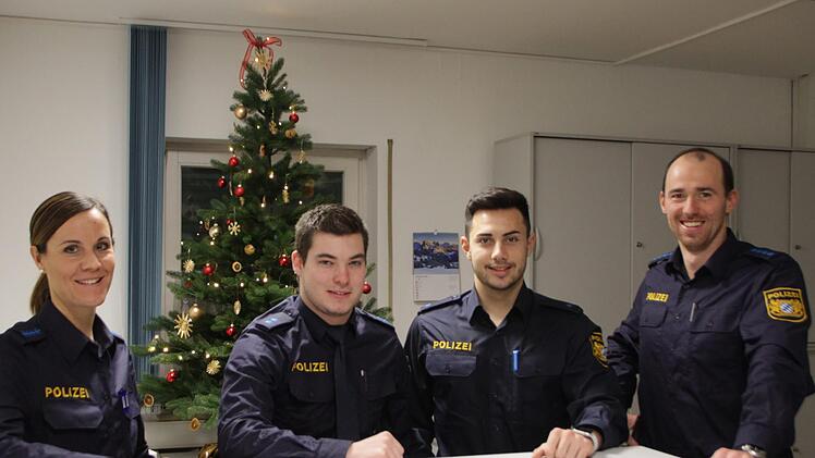 Sorgten im Raum Höchstadt für Sicherheit in der Silvesternacht, von links: Katja Sendner, Tim Runkel, Nemanja Klasnja und Felix Oberender. Foto: Andreas SDorsch