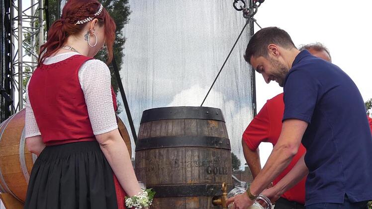 Wein und Bier: Das erste Fass des eigens f&uuml;r das Sander Weinfest von der Brauerei G&ouml;ller gebraute Festbier stach Max G&ouml;ller (rechts) an.